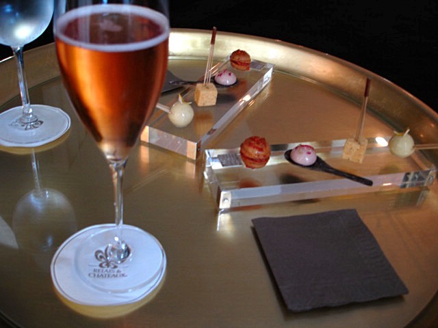 Il servizio dell'aperitivo al bar