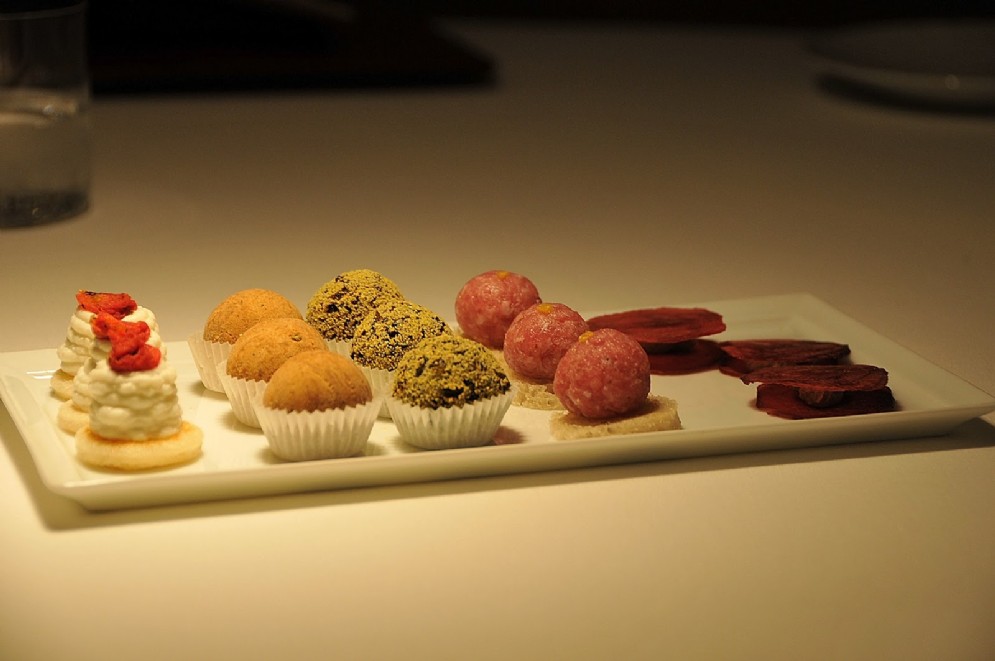 L'assortimento di snack serviti con l'aperitivo