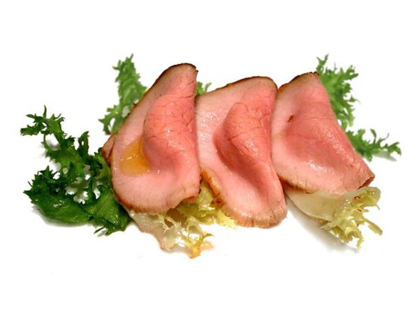 Il vitello tonnato, dove però la salsa è all'interno e in egual quantità per ogni fetta di carne