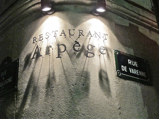 L'insegna all'angolo tra Rue Varenne e Rur Bourgogne