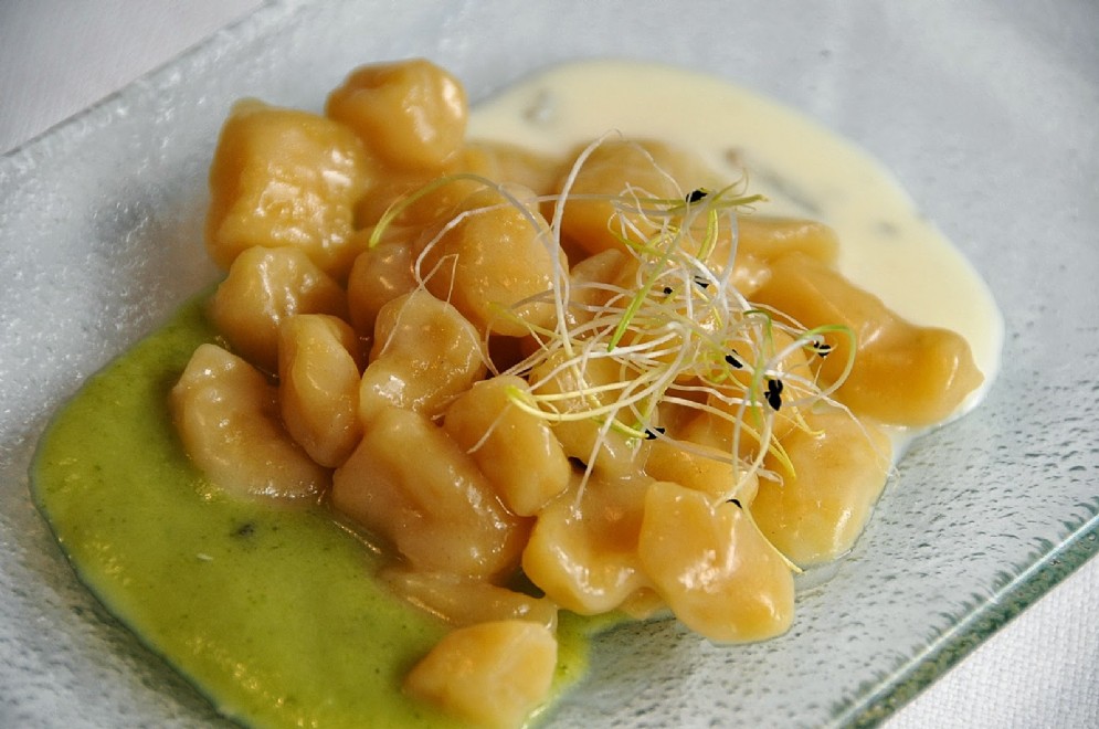 Gli originali gnocchetti di patate e melone su crema di zucchine