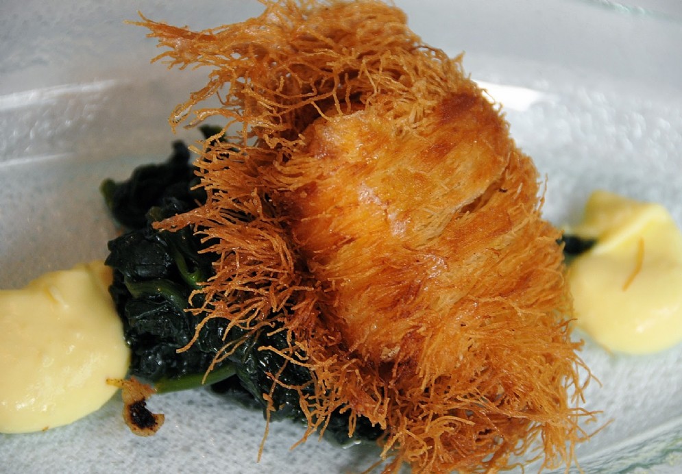 Uovo fritto in pastella kataifi con spinacino e salsa Béarnaise