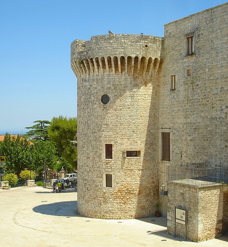 Uno scorcio delle mura del Castello Normanno di Conversano (BA)