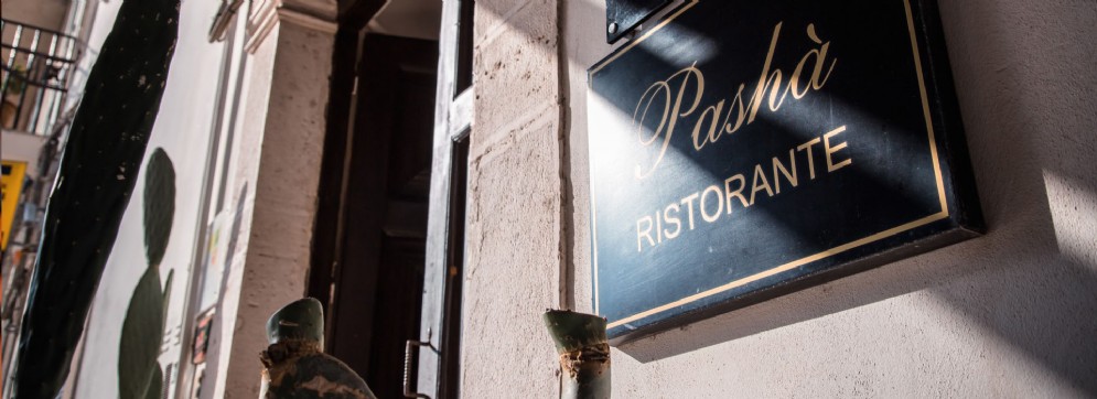 L'ingresso defilato del ristorante Pasha