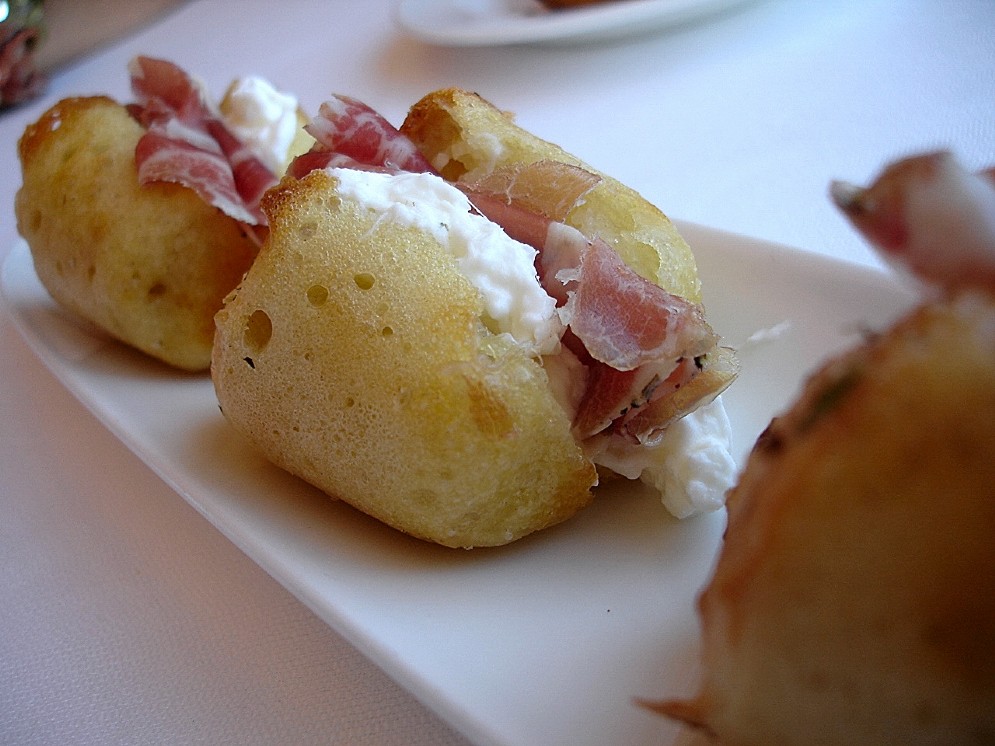 I babbà salati farciti di burrata e capocollo pugliese