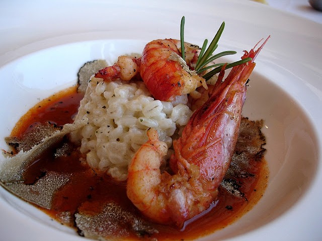 Orzo cotto nel latte, gamberi, bisque e tartufo nero