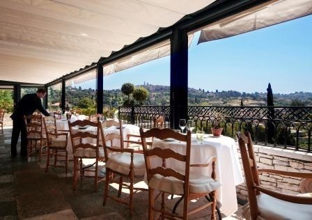 La terrazza del ristorante con vista su St.Paul de Vence