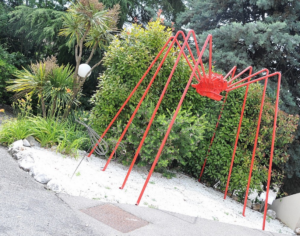 Molte le sculture d'arte moderne esposte in giardino