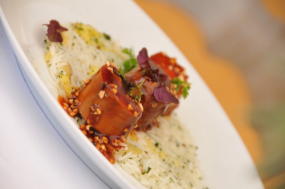 Maialino di Bigorre, peperoni d' Espelette, riso alla Spagnola e salsa d'arachidi