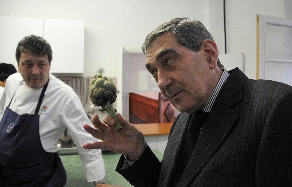 Un raro carciofo di Perinaldo, tra lo chef Flavio Costa del 21.9 di Albissola Marina e il Patron Giacomo Ruffoni de La Conchiglia di Arma di Taggia