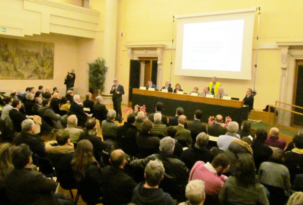 Una sala Ajace gremita per l'incontro sulla GrandeUdine