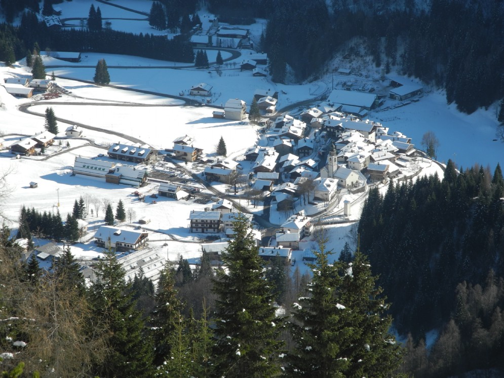 Una veduta di Sauris di Sotto innevata