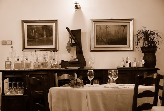 La sala rustico elegante riscaldata dal caminetto a legna