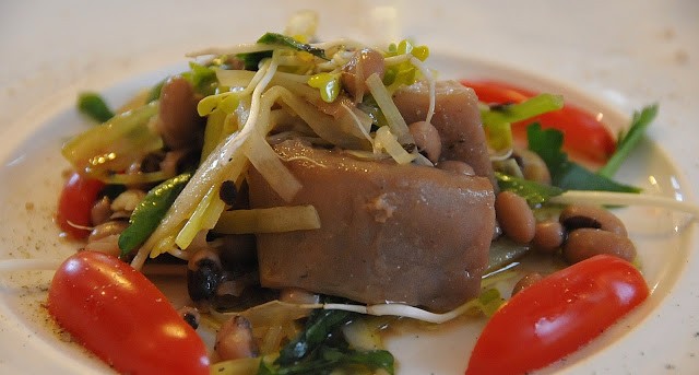 Musetto di maiale con fagioli dall'occhio e verdure
