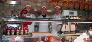 Foto di famiglia al banco della rivendita di Pollone