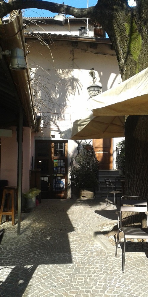 L'esterno dell'osteria