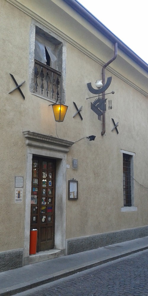 L'esterno dell'osteria