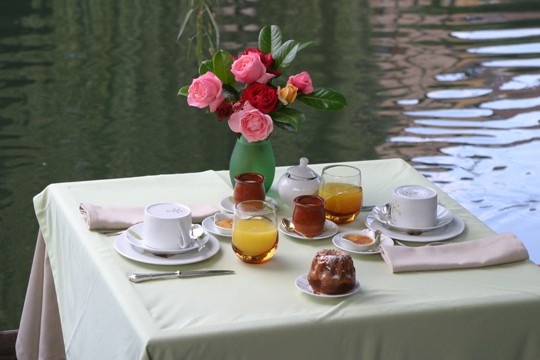 Colazione sulla chiatta, direttamente sul fiume Ill