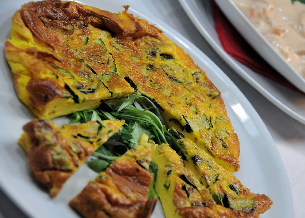 Un'appetitosa quiche di zucchine dalla vasta scelta del buffet di pranzo