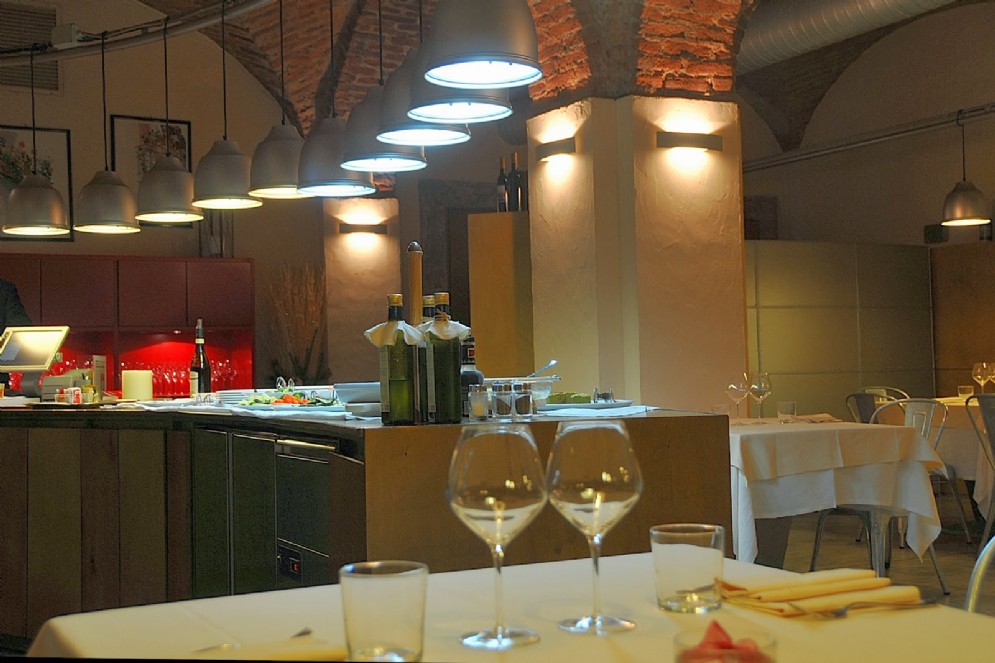 Il lungo bancone degli antipasti, riscaldato e illuminato