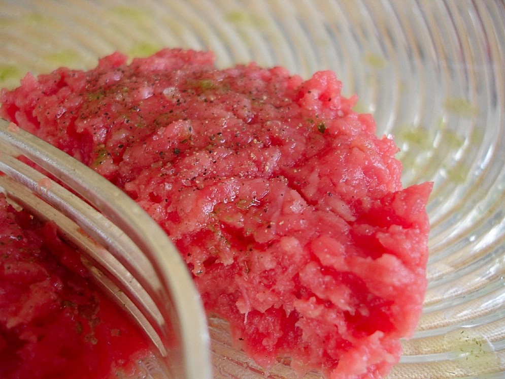 L'immancabile battuta di carne cruda, tra le migliori in Piemonte
