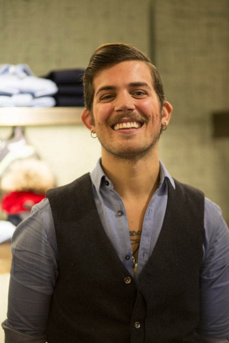 Il sorriso di uno dei commessi del negozio