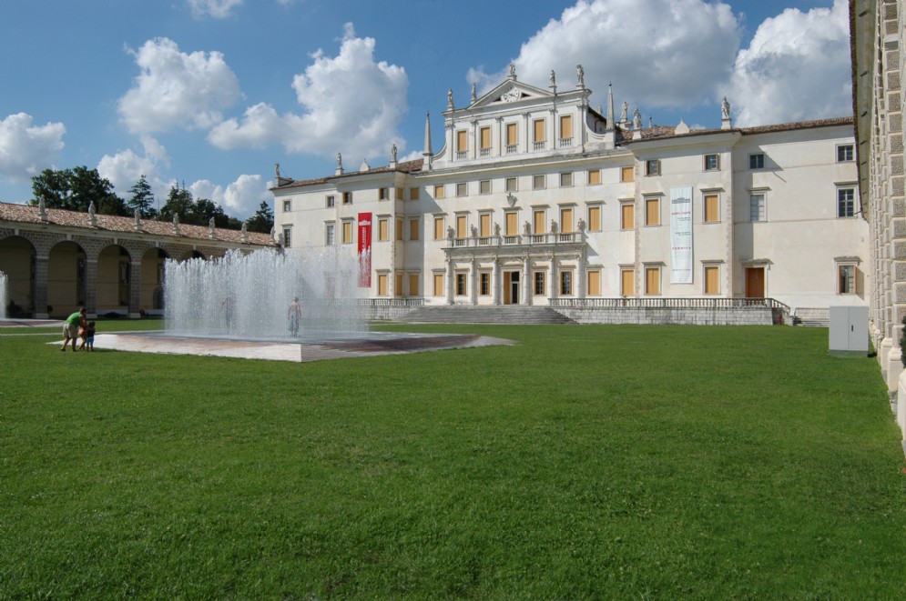 La facciata della vicina Villa Manin