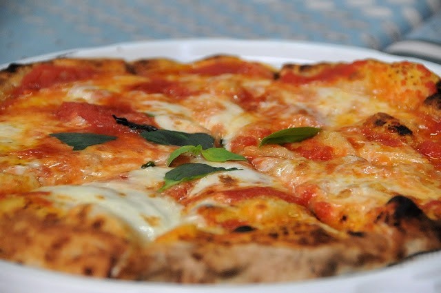 Una classica Margherita che qui costa 5 euro. La Marinara 4.50