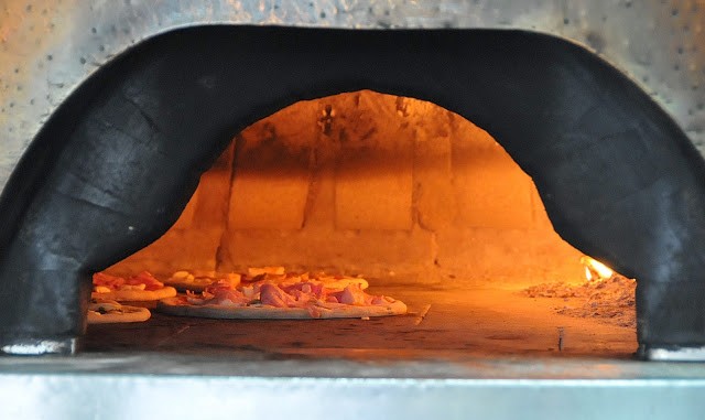 Il forno, perfettamente pulito, in attesa dello sforno delle prime pizze della giornata