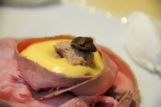 Originale presentazione del vitello tonnato