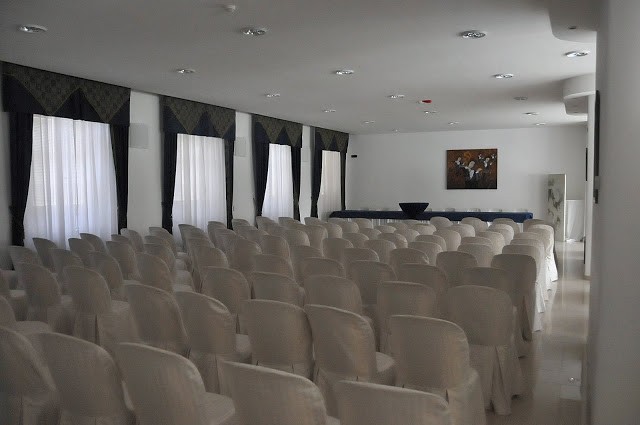 L'ampia sala convegni