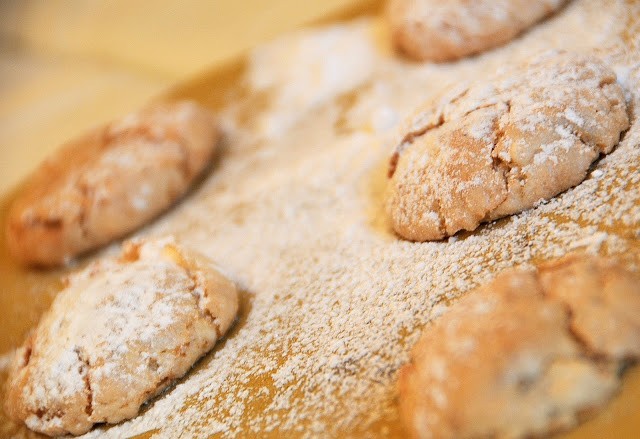 I tipici amaretti morbidi serviti sulla carta da forno