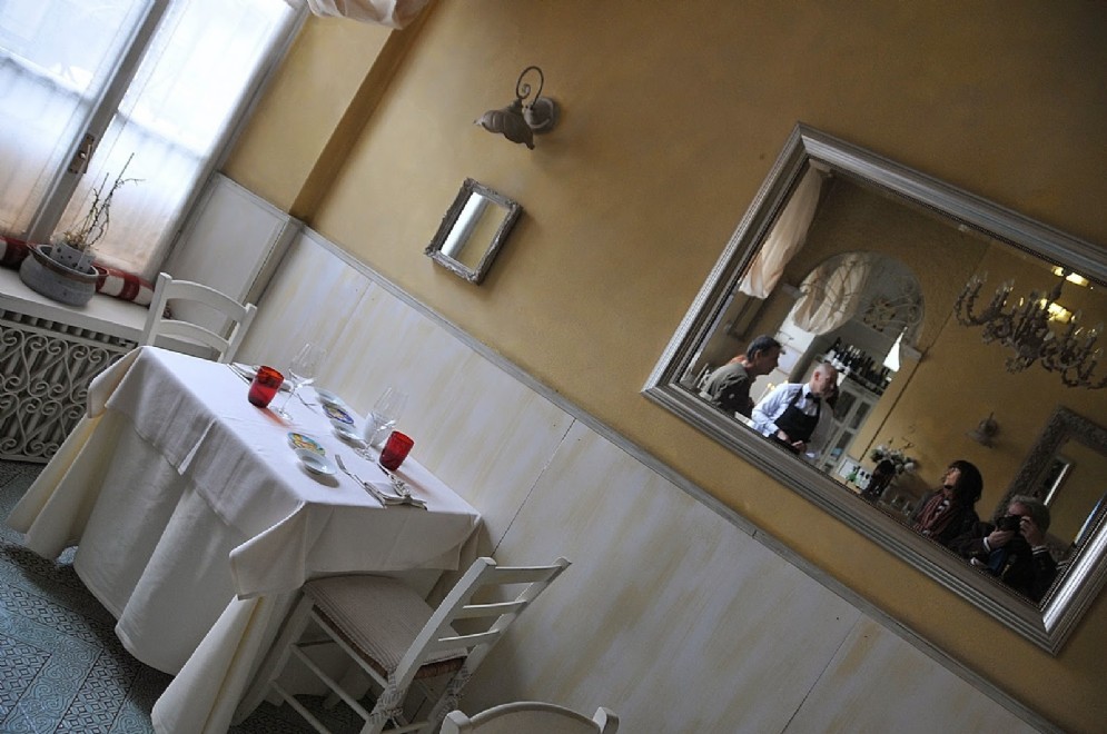 Toni chiari in sala e sulla tavola