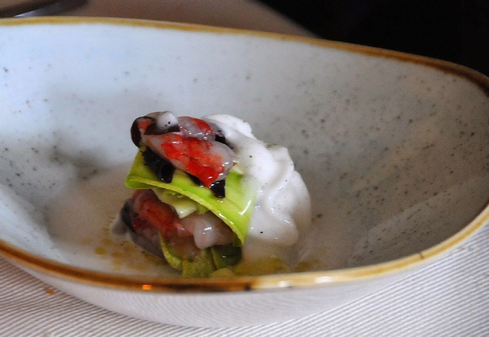 Il gambero di Mazara servito a crudo con zucchine, alghe e crema di mandorle