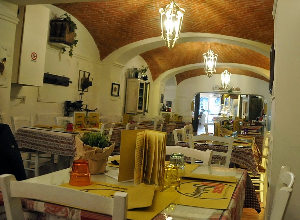 La lunga sala ristorante