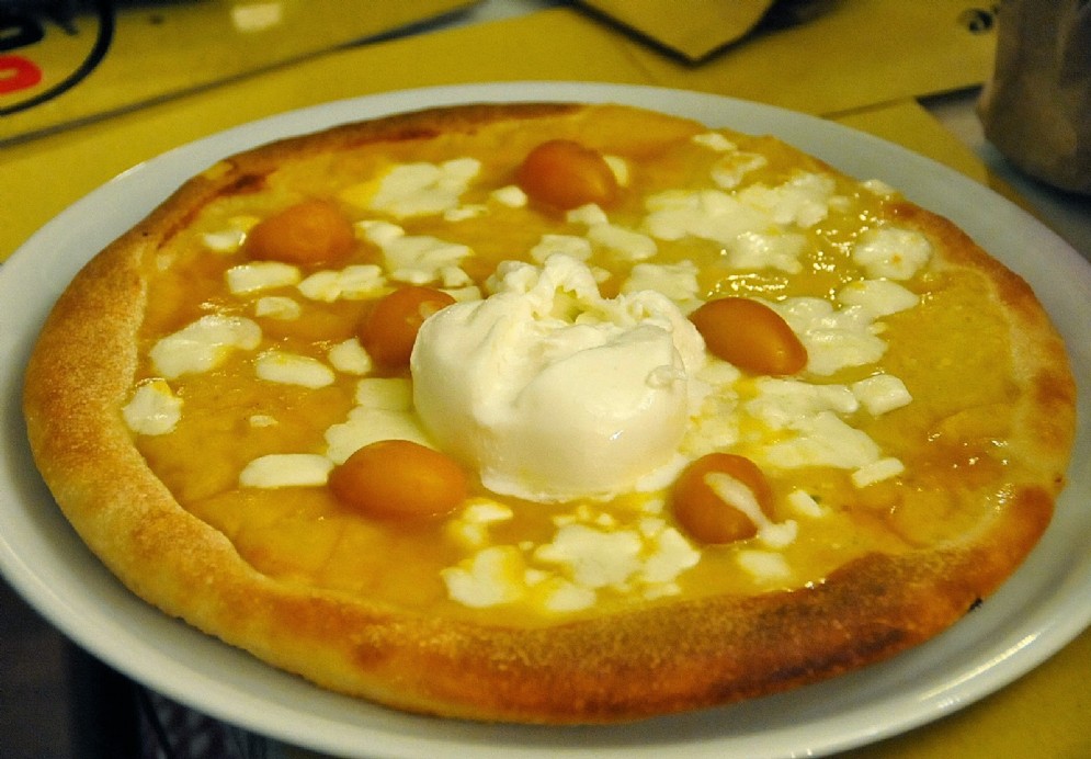 La pizza Doppio Zero, con datterini gialli, bufala e burrata ...