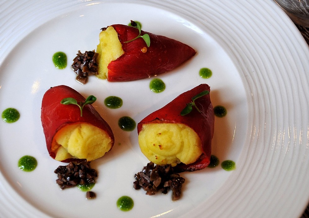 I peperoni del Piquillos farciti di crema di patate affumicate con olive moraiole