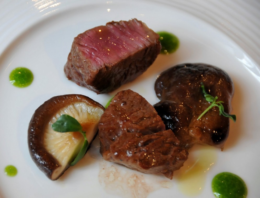Tenerissima carme di bisonte, funghi shitake e gel di muschio
