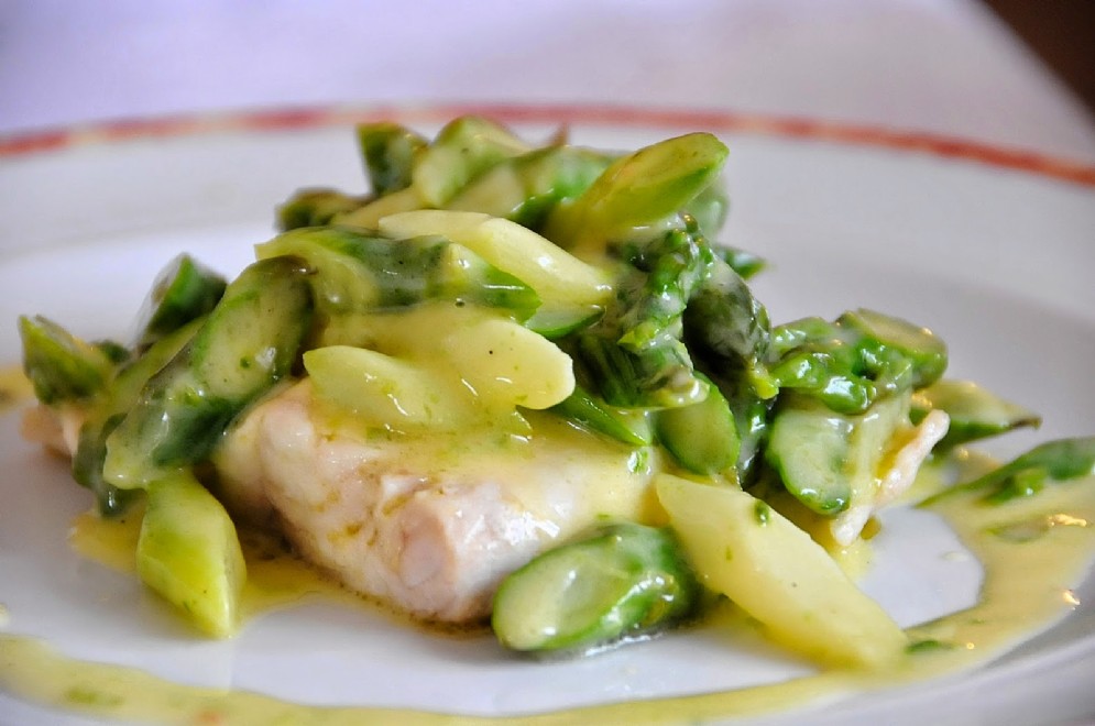 Salmerino alpino con asparagi