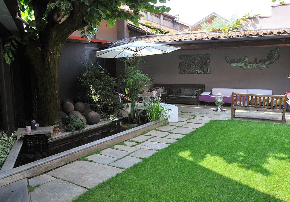 Il giardino arredato, ideale per un aperitivo all'aria aperta