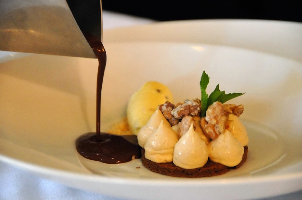 Pan di Spagna al cacao, gelato/crumble e colata di cioccolato al caramello