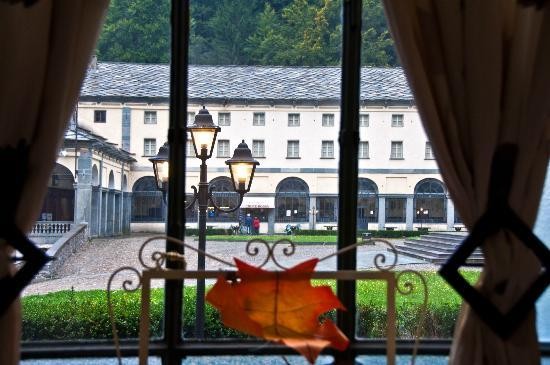 La vista all'esterno dalla vetrata del Ristorante Croce Bianca di Oropa
