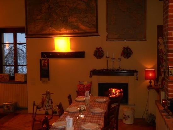 La saletta con caminetto alla Trattoria del Parco Burcina