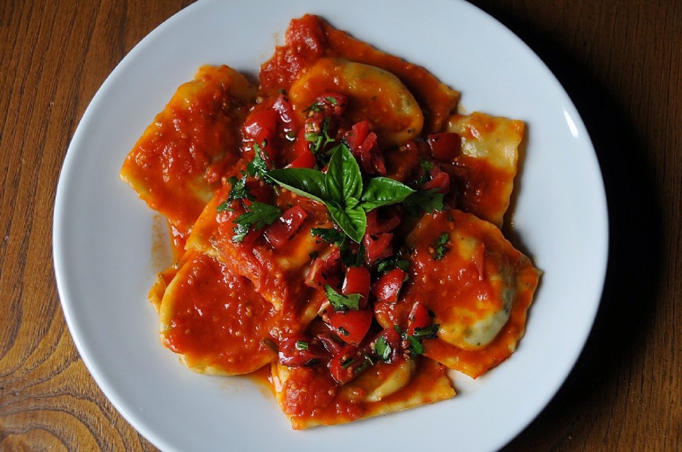 Ravioloni di erbette e ricotta con sugo di pomodoro e basilico a Il Cascinotto