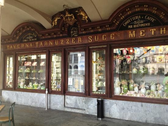 La facciata della pasticceria Taverna & Tarnuzzer