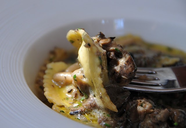 Ravioli di ricotta di capra in ragù di lumache e tartufo nero