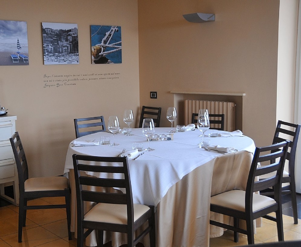Un tavolo e uno scorcio di sala del GrecAle
