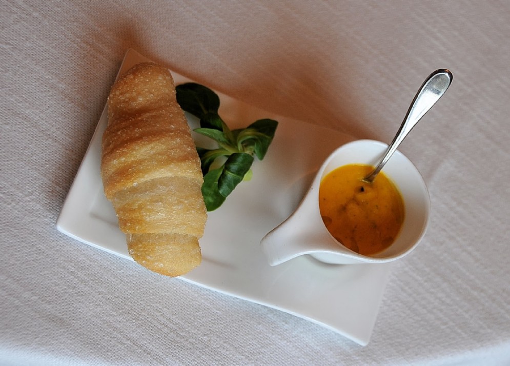 Brioche al formaggio e cappuccino di carote