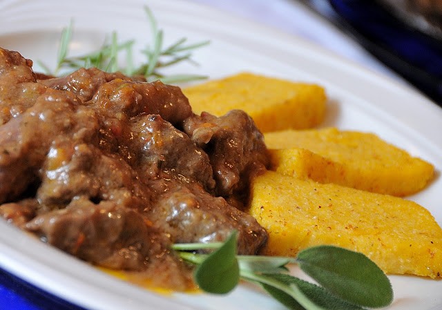 Il fricandò di Sordevolo ... con salsiccia di maiale, pollo, manzo, e polenta grigliata
