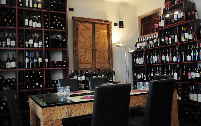 Una delle salette del Rosso di Sera, foderate di bottiglie di vino